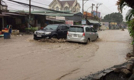 Đường Thủ Khoa Huân đoạn qua phường Bình Chuẩn, thị xã Thuận An lại bị ngập sâu trong nước.