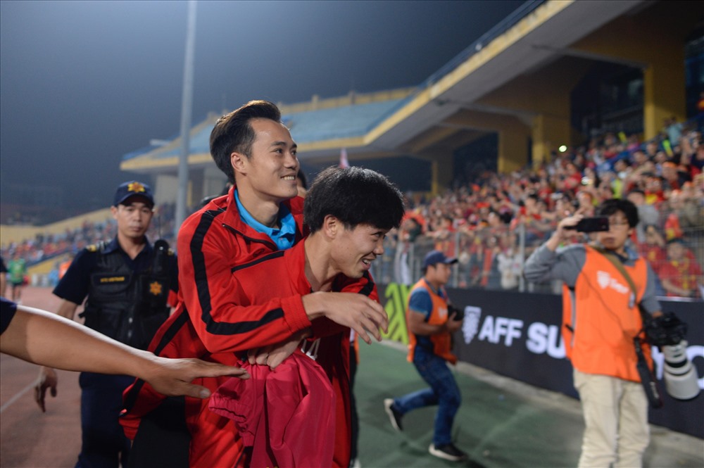 Văn Toàn bị vỡ sụn chêm đầu gối và chia tay AFF Cup 2018. Ảnh: Đ.H