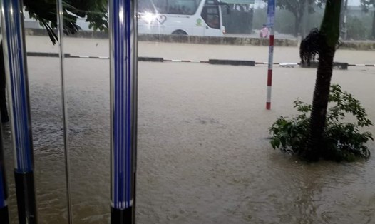 Nhiều tuyến đường ở Nha Trang, Khánh Hòa chìm trong biển nước. Ảnh: PV