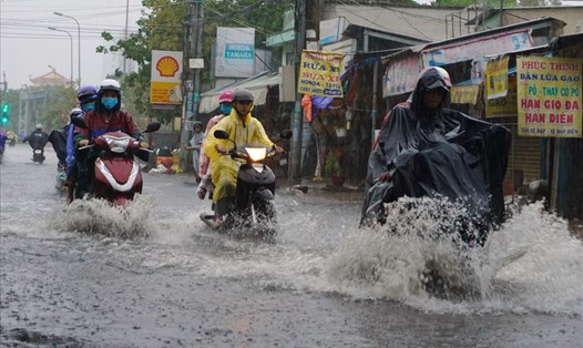 Đường Hồ Học Lãm (Q.Bình Tân, TPHCM) bị ngập nặng do mưa lớn.  Ảnh: M.Q