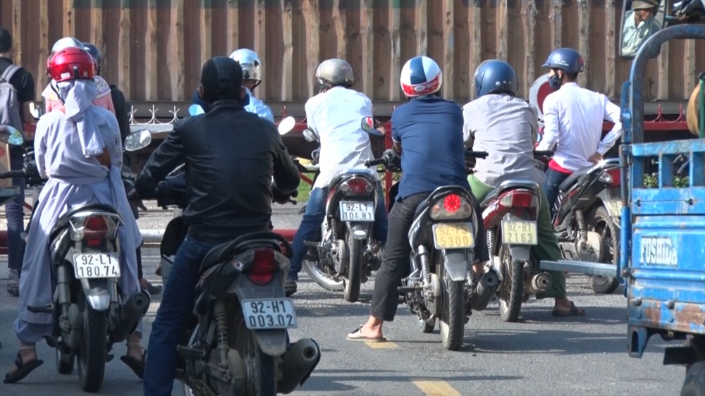 Tàu dừng lại tại gác chắn An Mỹ gây ách tắc giao thông cục bộ. Ảnh: Đ.V