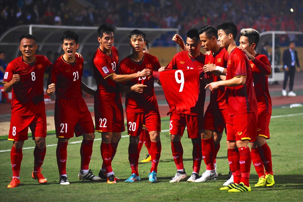 Các cầu thủ Việt Nam giơ áo Văn Toàn để ăn mừng bàn thắng.