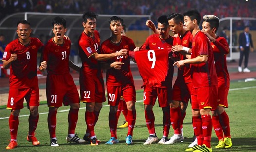 Các cầu thủ Việt Nam giơ áo Văn Toàn để ăn mừng bàn thắng.
