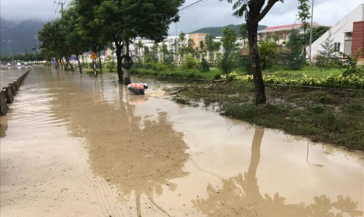 Do mưa lớn, nhiều nơi tại Khánh Hòa bị ngập cục bộ, xe cộ không thể đi lại. Ảnh: PV