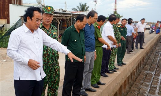 Chủ tịch UBND tỉnh Bạc Liêu Dương Thành Trung (người mặc áo trắng chỉ tay) kiểm tra đoạn kè Gành Hào, huyện Đông Hải, (ảnh Nhật Hồ)