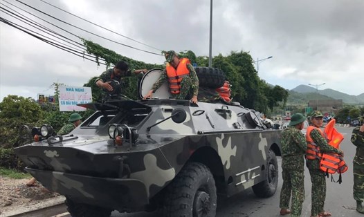 Bộ đội dùng xe thiết giáp hỗ trợ người dân các vùng ngập sâu, sạt lở, giao thông chia cắt ở Khánh Hòa. Ảnh: T.B