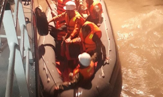 Lực lượng cứu nạn của Trung tâm Phối hợp tìm kiếm cứu nạn hàng hải Việt Nam cứu thành công 05 ngư dân ngay trong bão số 9