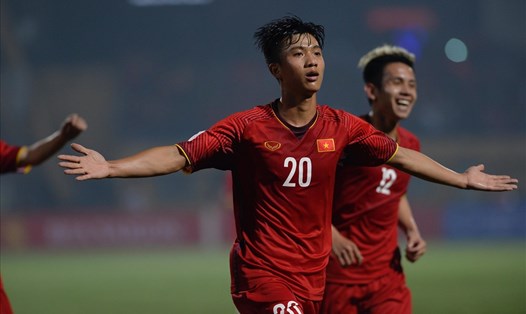 Phan Văn Đức ghi bàn trong trận gặp Campuchia.