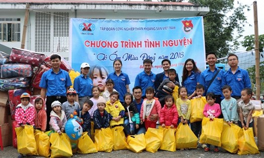 Trao tặng quà cho trẻ em và người dân tại hai xã Yên Thổ và Mông Ân của huyện Bảo Lâm, tỉnh Cao Bằng. Ảnh: PV 