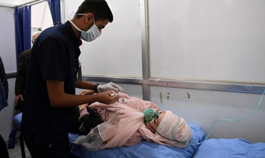 Một người trúng khí độc Clo được điều trị trong bệnh viện. Ảnh: SANA/Reuters