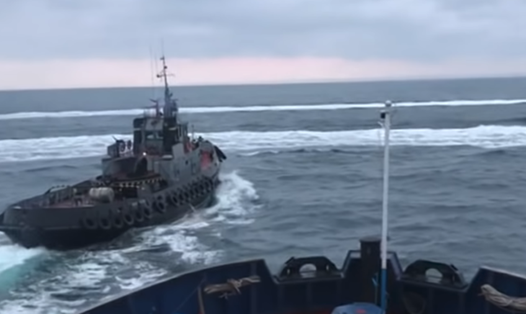 Nga chặn tàu Ukraina vi phạm lãnh hải. Ảnh: RT
