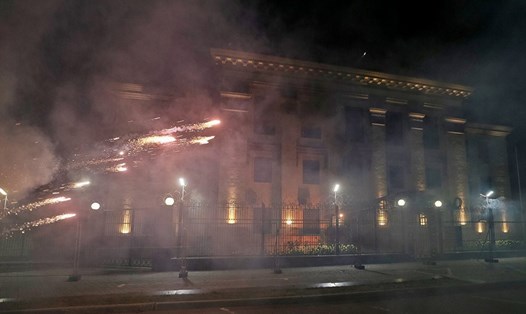 Đại sứ quán Nga tại Kiev bị tấn công bằng bom khói và pháo sáng. Ảnh: Sputnik
