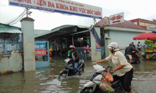 Nước ngập tại BV Đa khoa khu vực Hóc Môn, TPHCM sáng 26.11