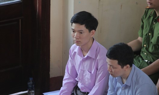 Hoàng Công Lương (áo tím) tại phiên sơ thẩm vụ án tai biến chạy thận tại Hoà Bình diễn ra vào tháng 5.2018
