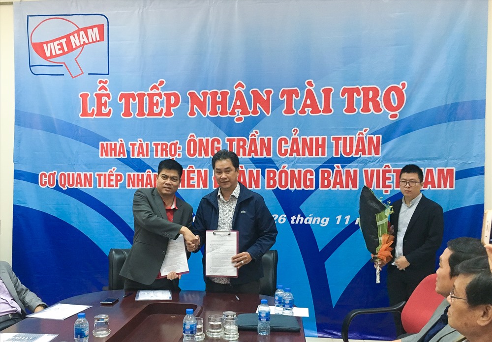 Lễ tiếp nhận tài trợ từ ông Trần Cảnh Tuấn. Ảnh: Đ.H 