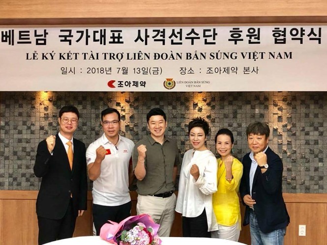 Jin Jong Oh ( thứ 3 từ trái sang) cùng xạ thủ Hoàng Xuân Vinh và ĐT Băn súng VN. Ảnh: Q.M 