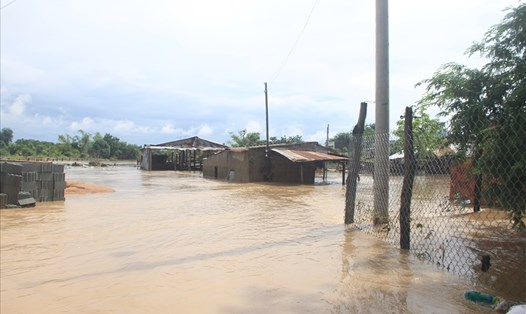 Nhà cửa của người dân Ninh Thuận tại những vùng nông dân bị chìm ngập sâu trong biển nước.