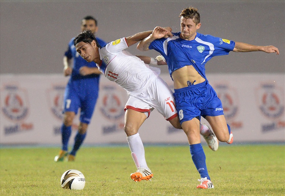 Daisuke Sato (áo trắng) sẽ phải trở lại Romania thi đấu. Ảnh Goal
