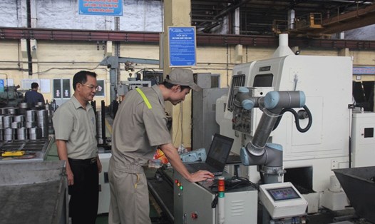 Công nhân lập trình cho hệ thống Robot vận hành các máy CNC. Ảnh: P.V