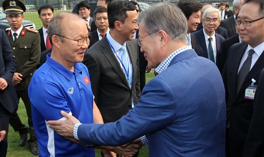 Tổng thống Hàn Quốc Moon Jae-in và Huấn luyện viên Park Hang-seo trong chuyến thăm thăm cấp Nhà nước tới Việt Nam hồi tháng 3.2018 của Tổng thống và Phu nhân. Ảnh: VFF. 
