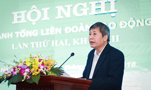 Đồng chí Trần Thanh Hải, Phó Chủ tịch Thường trực Tổng LĐLĐVN trình bày báo cáo tiếp thu, giải trình ý kiến thảo luận tại Hội nghị. Ảnh: Hải Nguyễn
