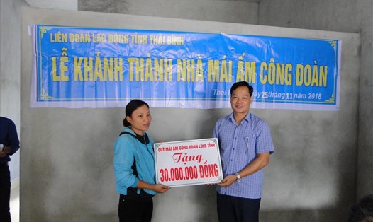 Đồng chí Nguyễn Thái Dương - Phó Chủ tịch LĐLĐ tỉnh Thái Bình - trao kinh phí hỗ trợ cho đoàn viên Trần Thị Minh Hạnh.