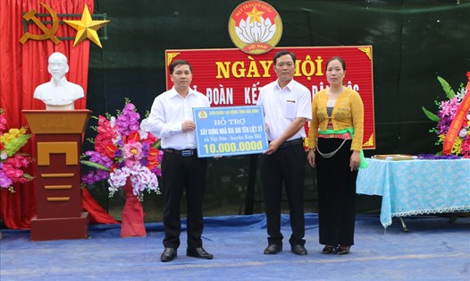 LĐLĐ tỉnh Hòa Bình trao hỗ trợ xây nhà bia liệt sĩ xã Nật Sơn. 