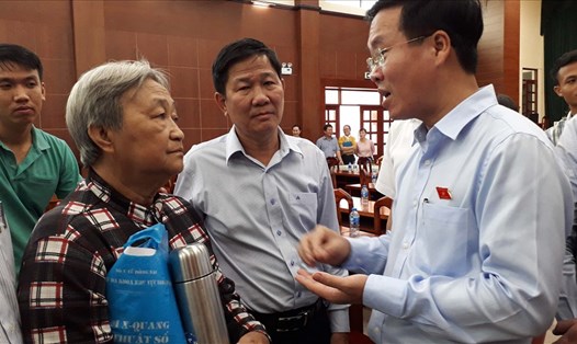 Trưởng Ban tuyên giáo Trung ương Võ Văn Thưởng (ngoài cùng bên phải) gặp gỡ cử tri huyện Long Thành, tỉnh Đồng Nai.