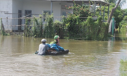 Đoạn đường đến nhà gần 150 mét, nhưng đã ngập sâu trong nước lũ, vì vậy anh Phan Ngọc Thảo ở KP6, phường Văn Hải tự chế làm bè bằng xốp để đưa cháu họ đi học về.