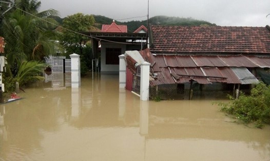 Mưa lũ do hoàn lưu bão số 9 gây ngập sâu nhiều nơi ở Khánh Hòa. Ảnh: Nhiệt Băng