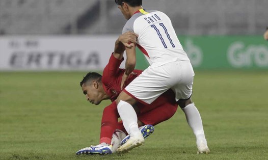 Hậu vệ Sato của Philippines nhận thẻ vàng trong trận gặp Indonesia. Ảnh Trang chủ AFF