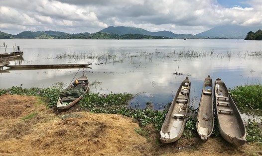Thuyền độc mộc trên hồ Lăk. Ảnh: H.V.M
