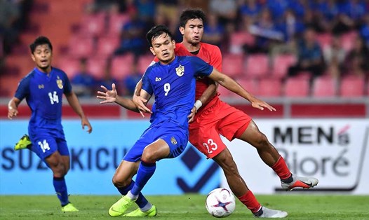 Tiền đạo Adisak Kraisorn (số 9) trong một pha tranh chấp ở trận gặp Singapore. Ảnh: AFF.