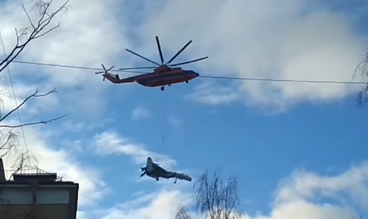 Mi-26 chở theo Su-27. Ảnh: RT