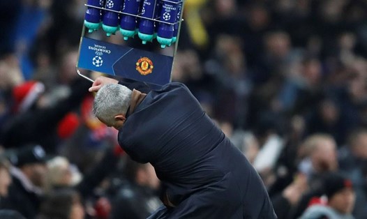 Hình ảnh HLV Mourinho ném thùng đựng chai nước.