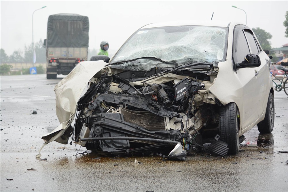 Phần đầu xe ôtô con nát bét sau cú va chạm.