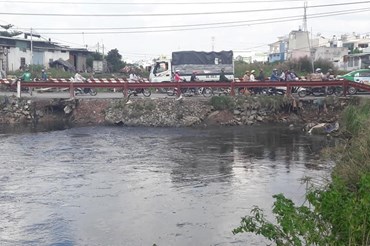Vị trí dòng kênh nơi nạn nhân bị nước cuốn trôi Ảnh: Đội hỗ trợ nhân dân quận Bình Tân