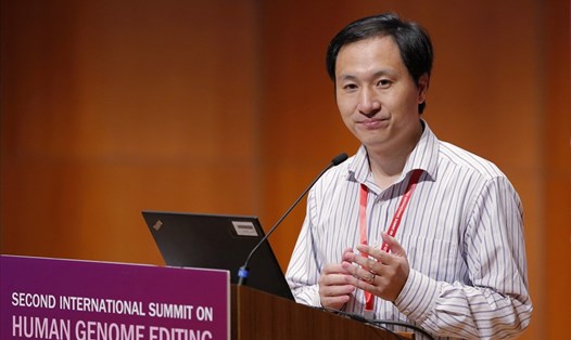 Ông He Jiankui phát biểu tại hội nghị quốc tế về gene ở Hong Kong hôm 28.11. Ảnh: AP. 