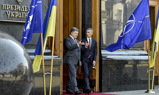 Tổng thống Ukraina Petro Poroshenko và Tổng Thư ký NATO Jens Stoltenberg. Ảnh: AP