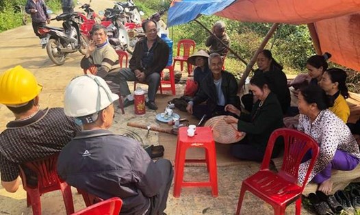 Người dân phường Nam Sơn tập trung tại khu vưc dự kiến xây dựng Đài hóa thân hoàn vũ Việt - Đức để ngăn cản không cho chủ đầu tư khởi công. Ảnh: NT