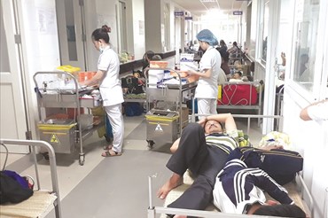 Bệnh nhân SXH tăng cao khiến bệnh viện quá tải, giường bệnh được kê tràn ra ngoài hành lang. Ảnh: HV