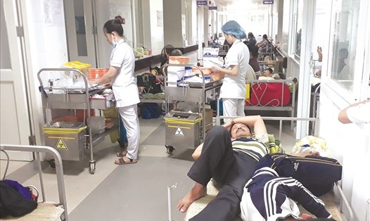 Bệnh nhân SXH tăng cao khiến bệnh viện quá tải, giường bệnh được kê tràn ra ngoài hành lang. Ảnh: HV