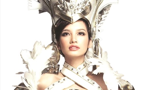 Trúc Diễm mang đến cuộc thi Hoa hậu Quốc tế 2011 bộ trang phục dân tộc lấy ý tưởng từ mẹ Âu Cơ. Bộ đồ nặng gần 10kg. Ảnh: TL