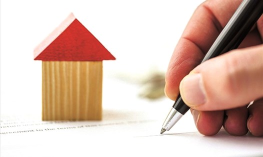 Cần đọc kỹ các điều khoản trước khi ký hợp đồng thuê nhà. Ảnh minh họa