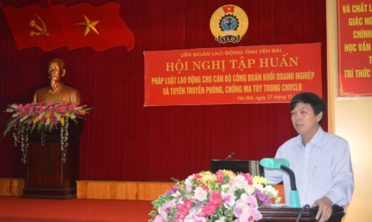 Đồng chí Nguyễn Ngọc Lan, Phó Chủ tịch LĐLĐ tỉnh Yên Bái phát biểu tại hội nghị. Ảnh: T.X
