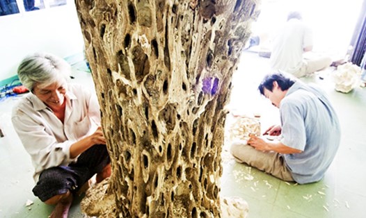 Người dân một làng nghề thao tác làm ra sản phẩm từ thân cây dó bầu. Ảnh: KhanhHoa Online.
