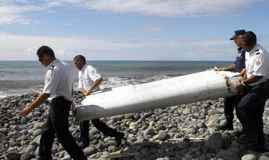 Mảnh vỡ được cho là của MH370 được tìm thấy trên đảo La Reunion năm 2015. Ảnh: EPA