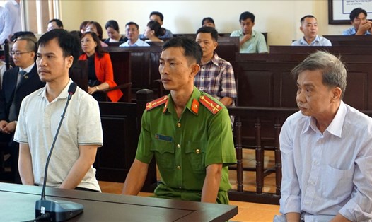 Quách Lạc (tóc bạc) cùng Trần Thanh Hậu tại tòa sáng 29.11 (ảnh Nhật Hồ)