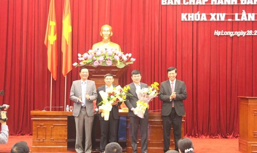 Lãnh đạo tỉnh Quảng Ninh tặng hoa chúc mừng 2 tân Phó bí thư tỉnh ủy. Ảnh: BQN