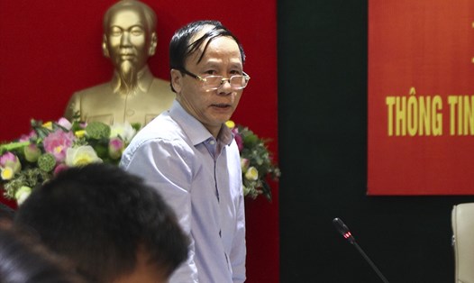Ông Nguyễn Hoài Nam, Trưởng ban Ban Pháp chế HĐND TP trả lời tại họp báo. Ảnh Trần Vương